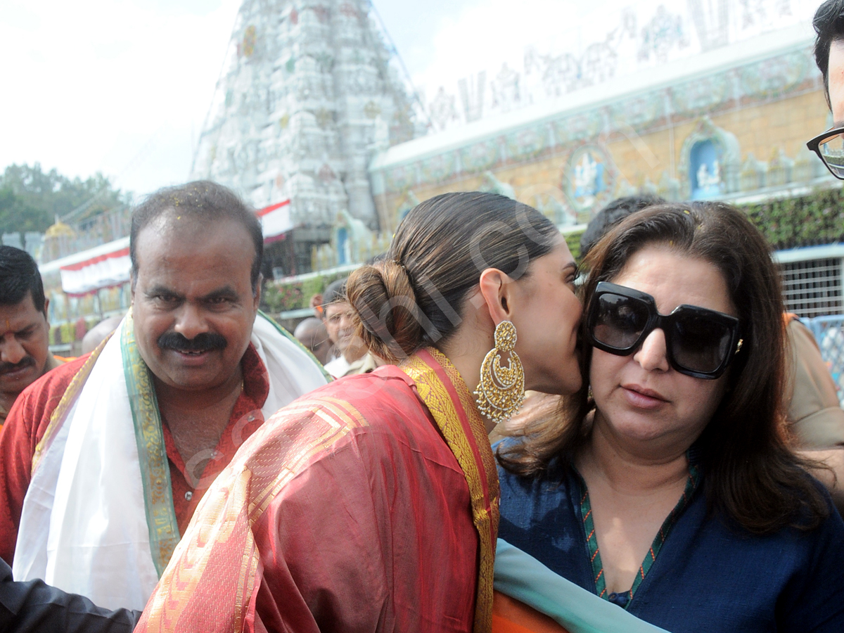 deepika padukone visits tirumala - Sakshi5