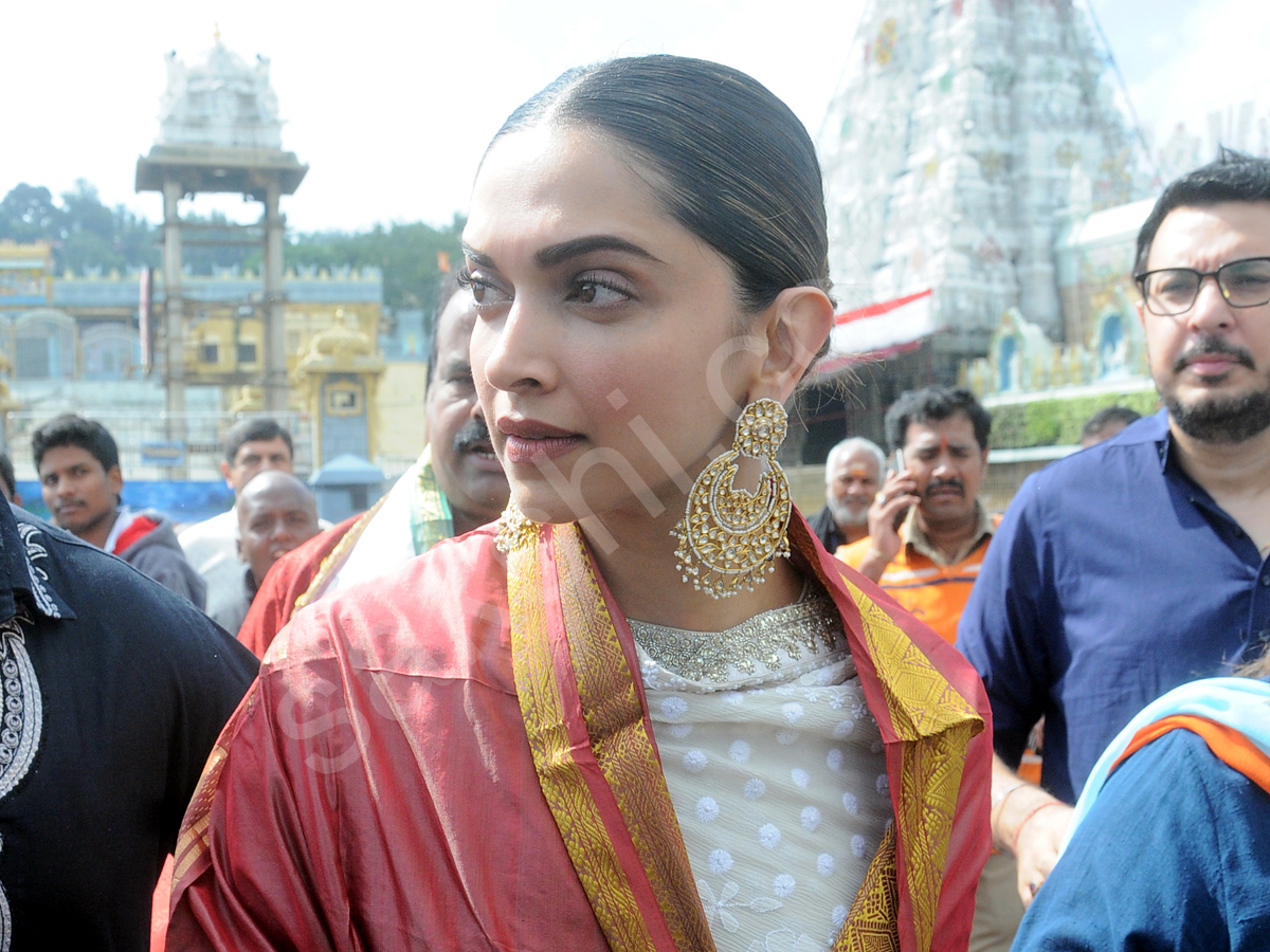 deepika padukone visits tirumala - Sakshi6