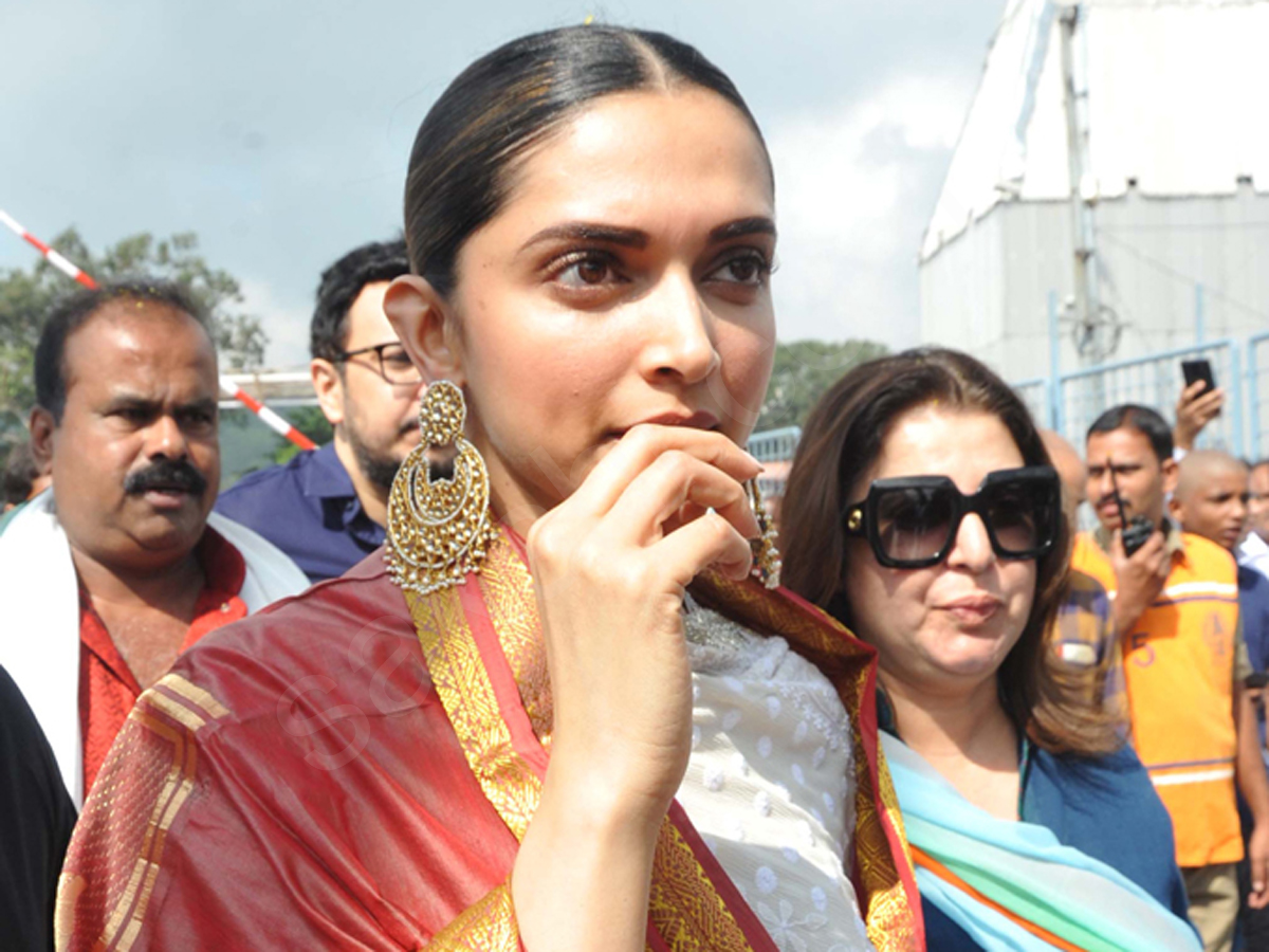 deepika padukone visits tirumala - Sakshi10