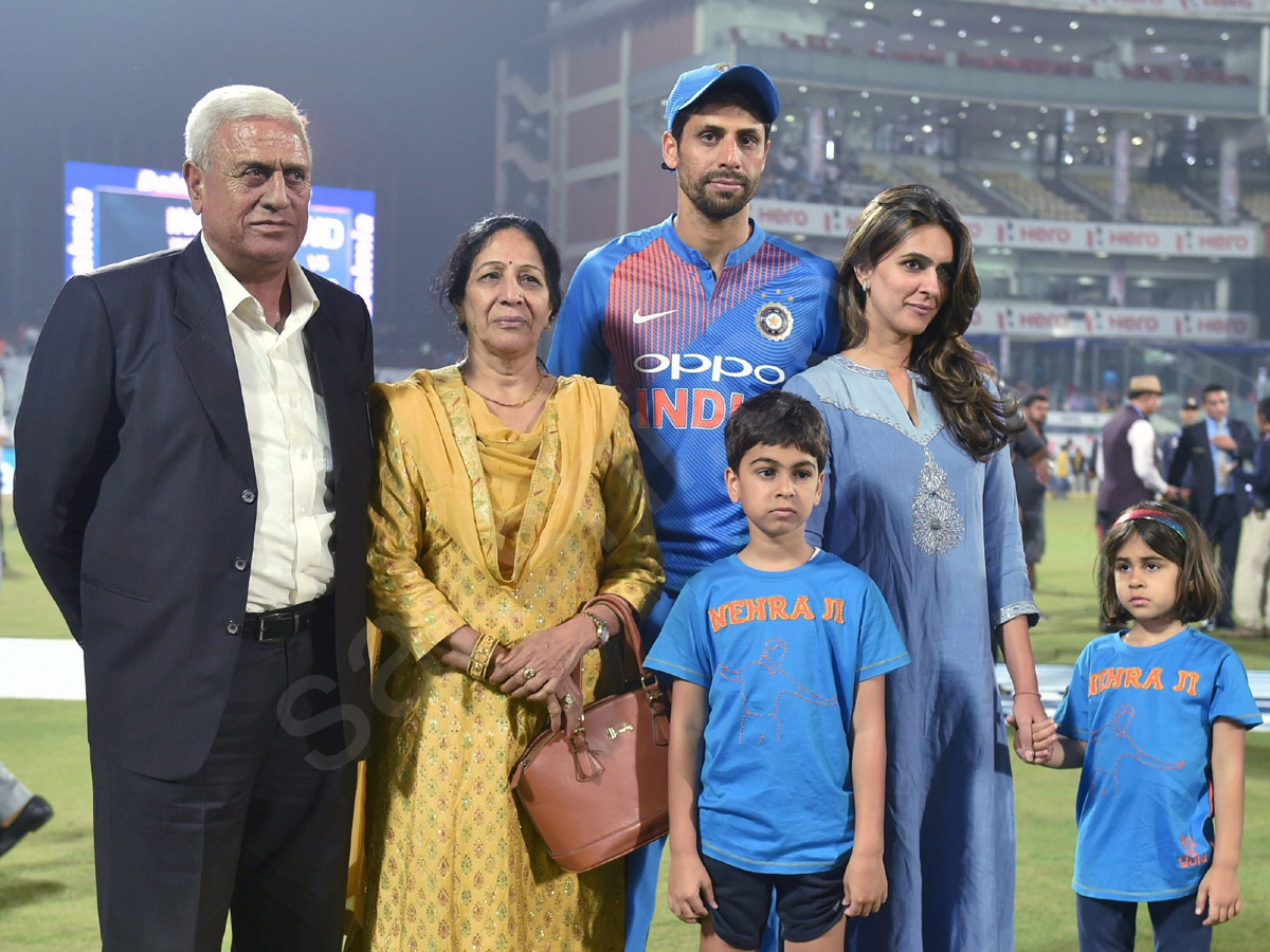 Ashish Nehra gets emotional farewell at home ground - Sakshi1