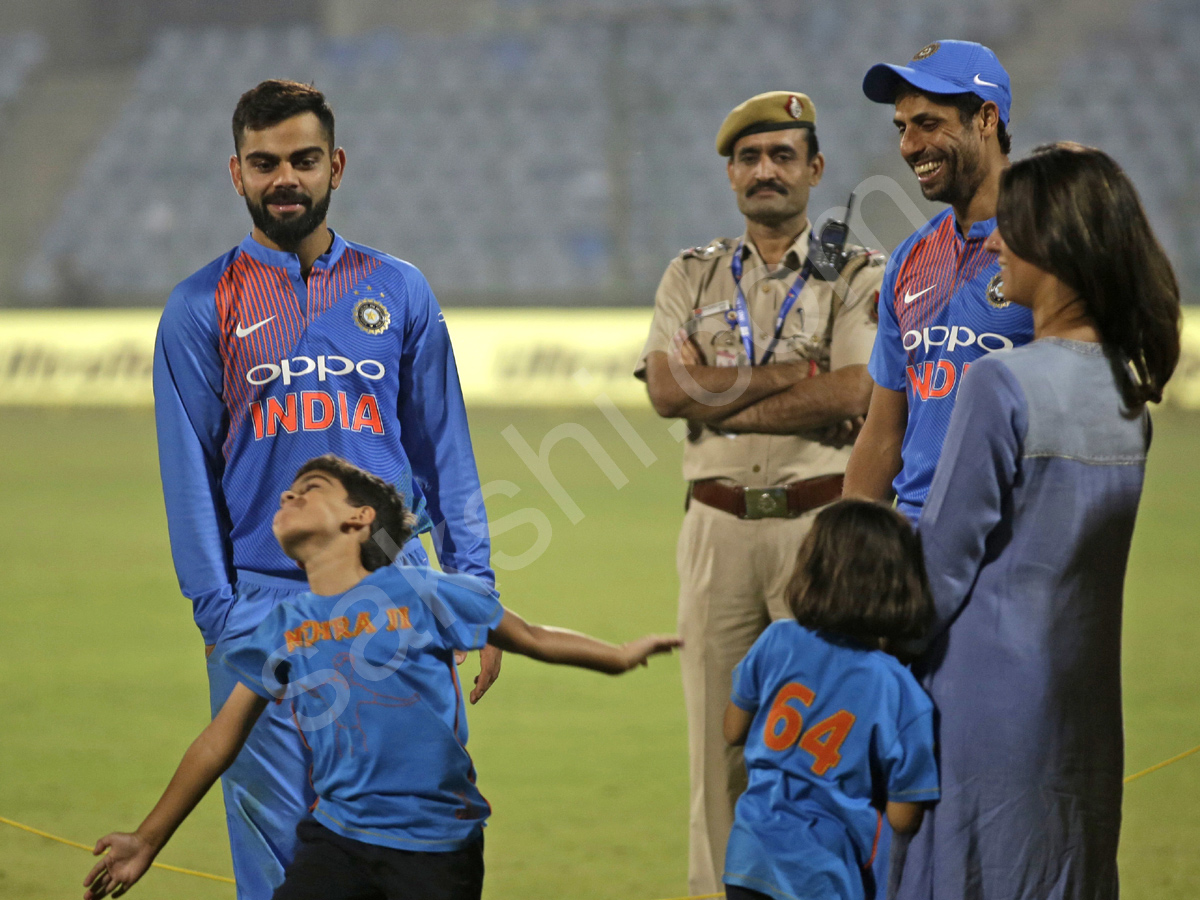 Ashish Nehra gets emotional farewell at home ground - Sakshi3