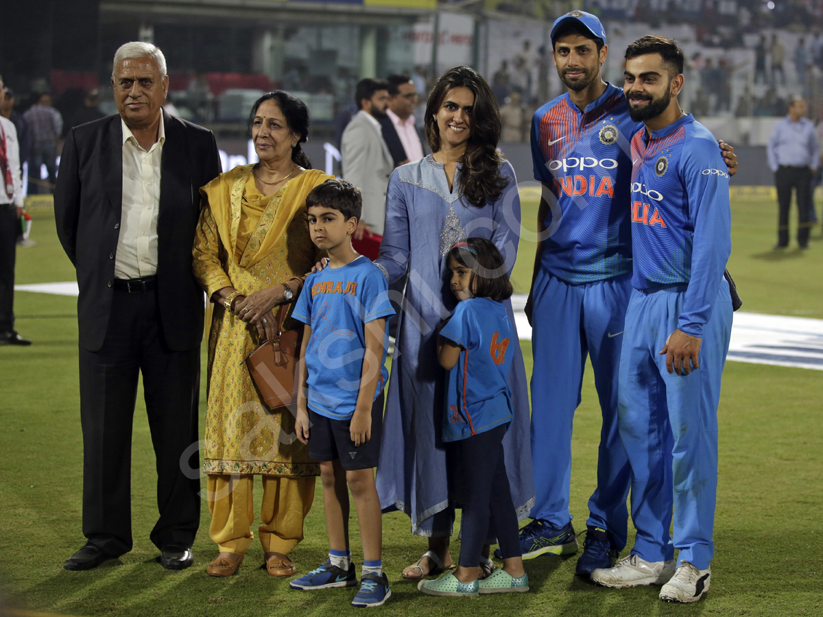 Ashish Nehra gets emotional farewell at home ground - Sakshi5