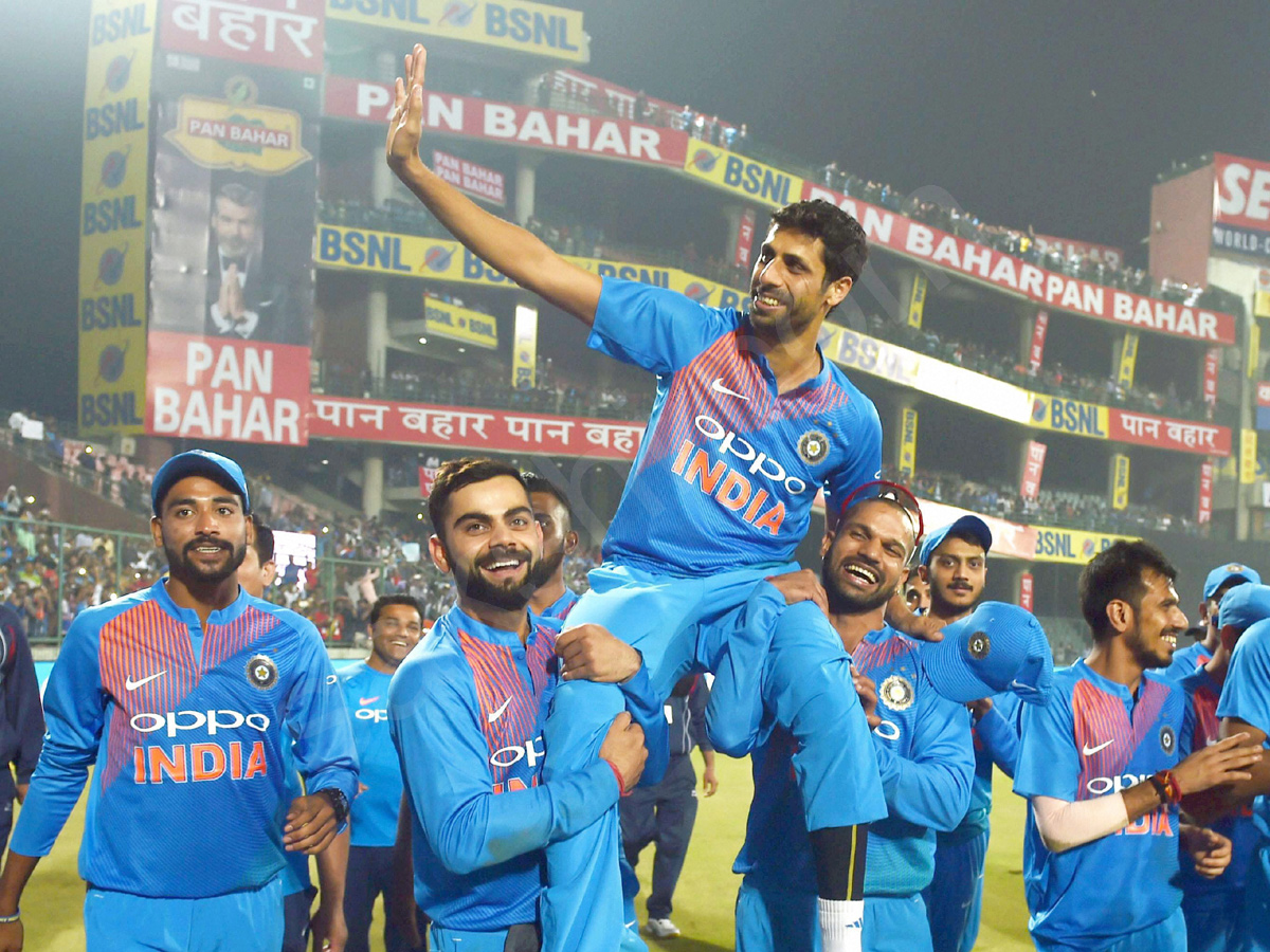 Ashish Nehra gets emotional farewell at home ground - Sakshi6