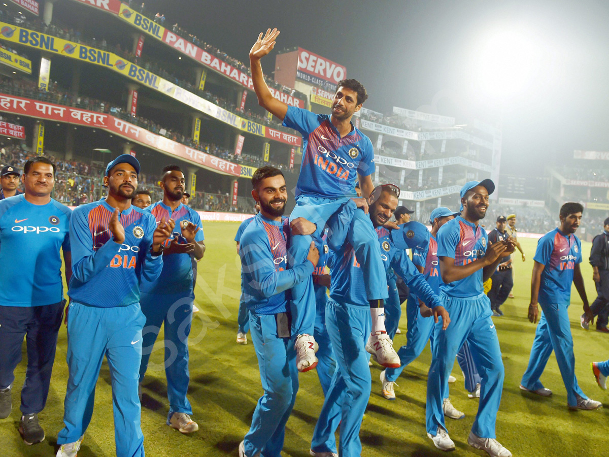 Ashish Nehra gets emotional farewell at home ground - Sakshi7