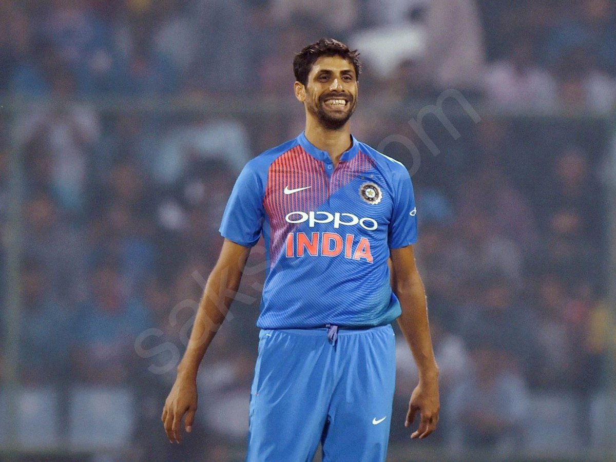 Ashish Nehra gets emotional farewell at home ground - Sakshi9