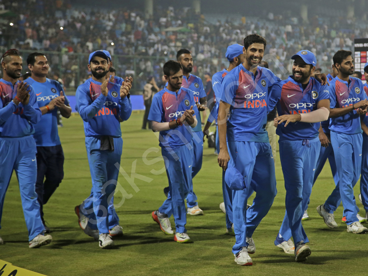 Ashish Nehra gets emotional farewell at home ground - Sakshi18