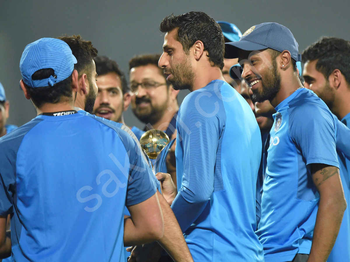 Ashish Nehra gets emotional farewell at home ground - Sakshi20