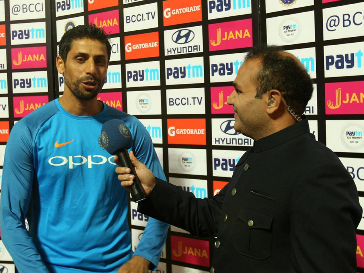 Ashish Nehra gets emotional farewell at home ground - Sakshi22