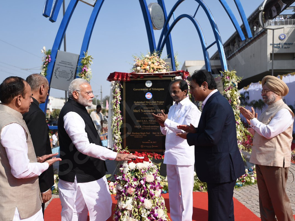 narendra modi inaugurates hyderabad metro rail services - Sakshi2