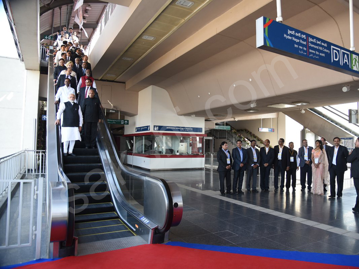 narendra modi inaugurates hyderabad metro rail services - Sakshi1