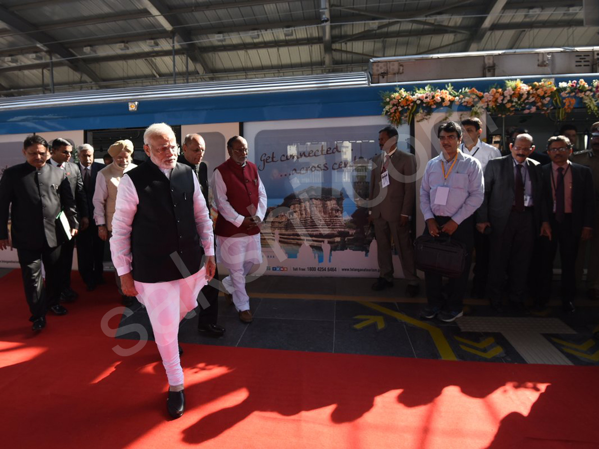 narendra modi inaugurates hyderabad metro rail services - Sakshi6