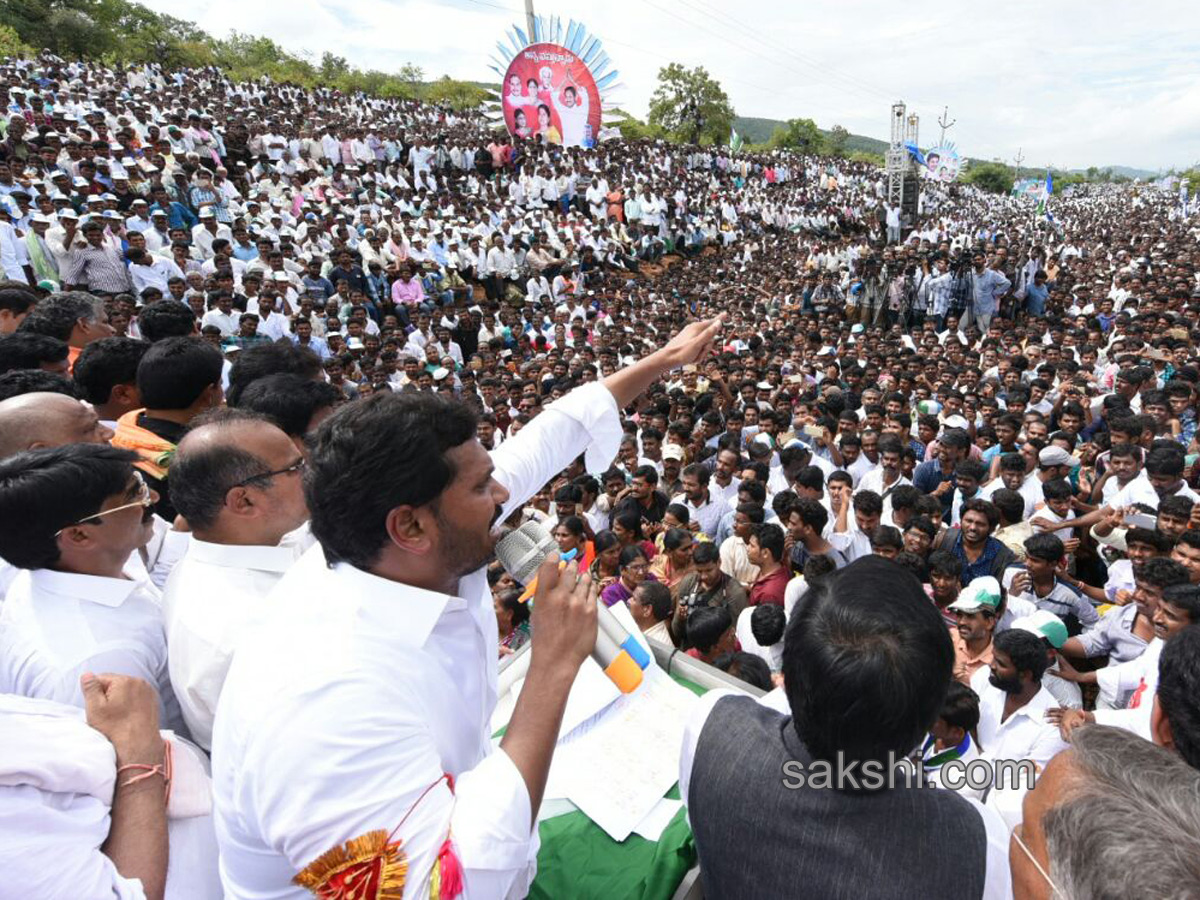 Jagan gets blessings before praja sankalpa yatra - Sakshi25