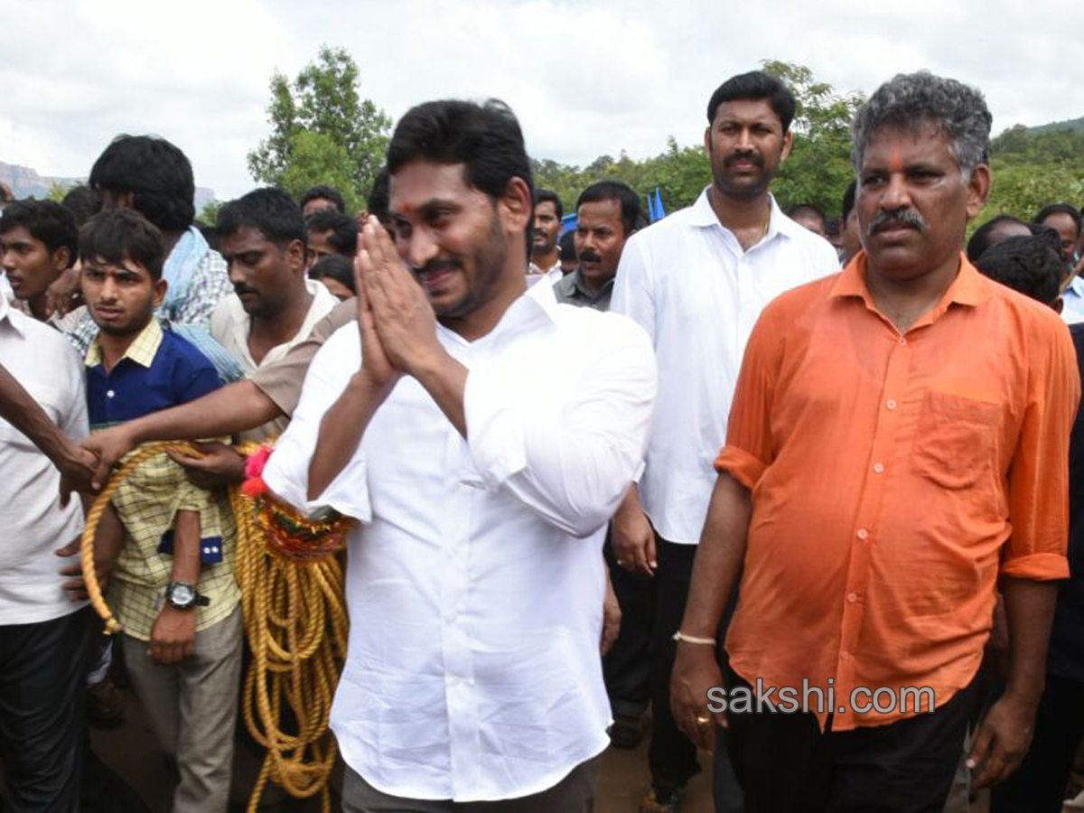 Jagan gets blessings before praja sankalpa yatra - Sakshi27