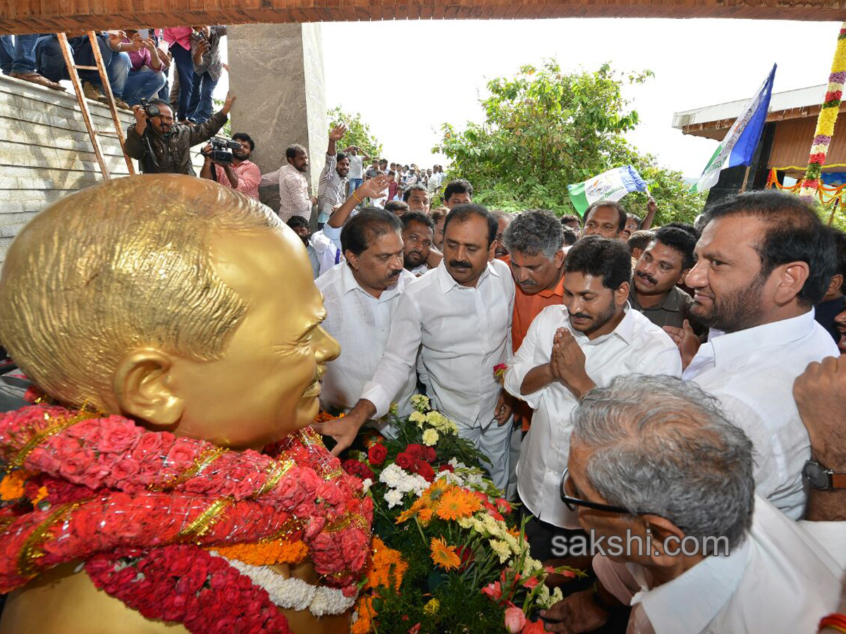 Jagan gets blessings before praja sankalpa yatra - Sakshi1