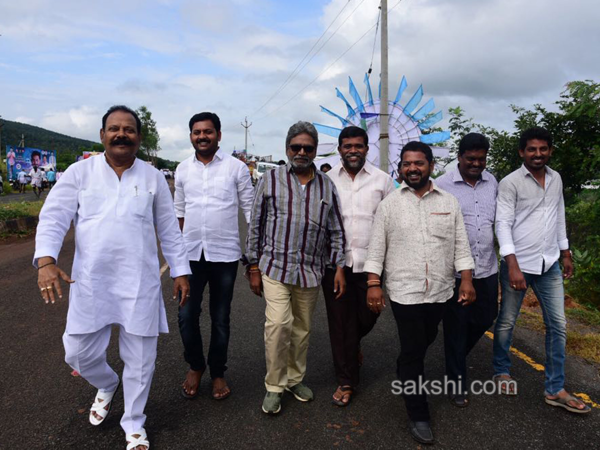 Jagan gets blessings before praja sankalpa yatra - Sakshi11