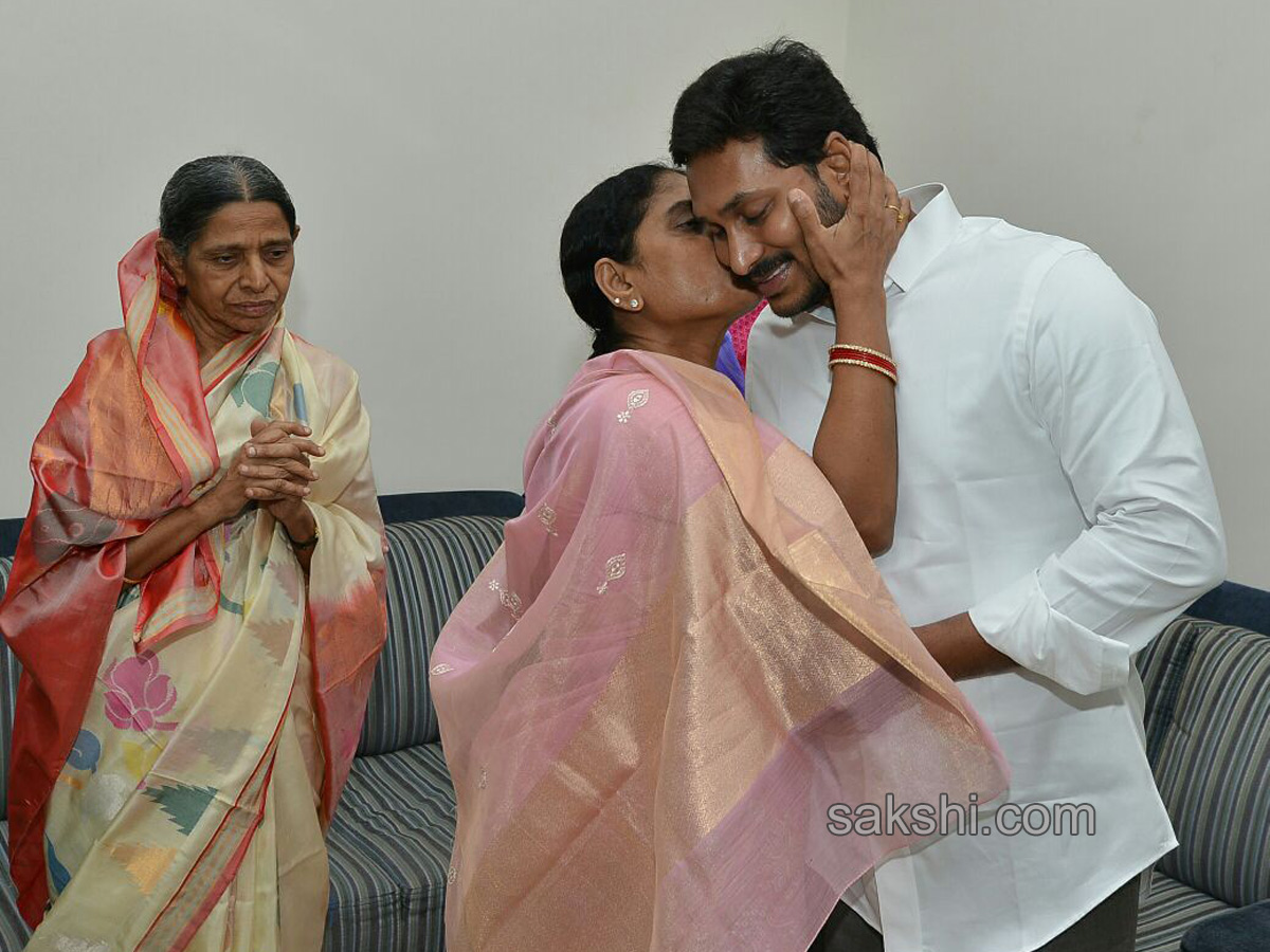 Jagan gets blessings before praja sankalpa yatra - Sakshi3