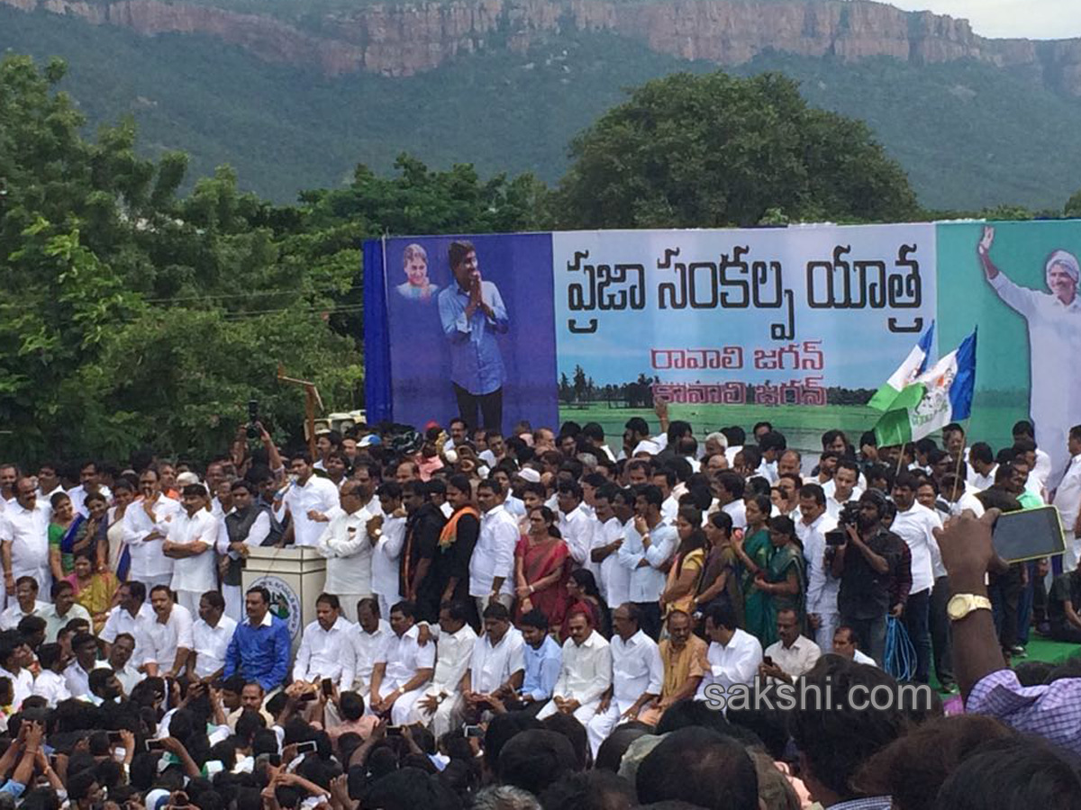 Jagan gets blessings before praja sankalpa yatra - Sakshi12