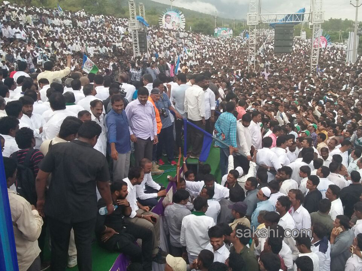 Jagan gets blessings before praja sankalpa yatra - Sakshi14