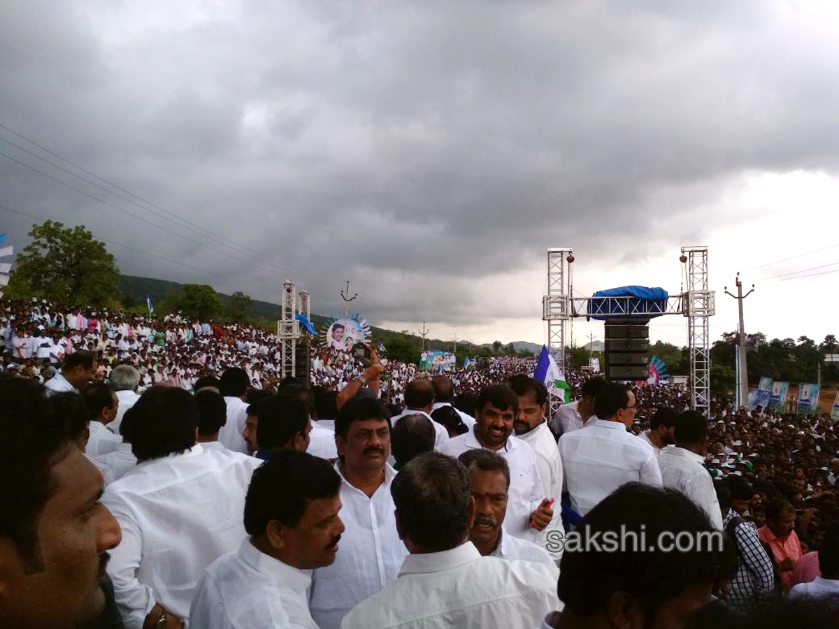 Jagan gets blessings before praja sankalpa yatra - Sakshi17