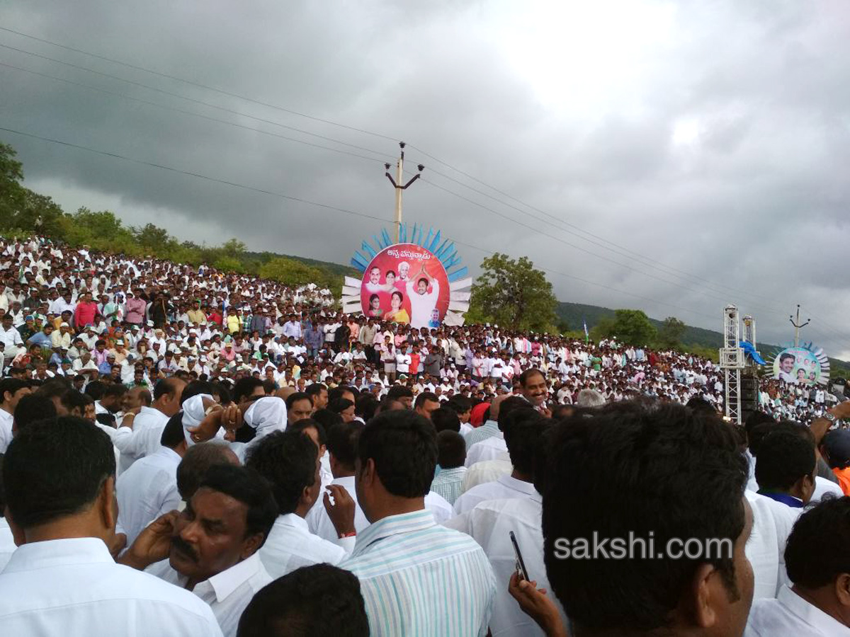 Jagan gets blessings before praja sankalpa yatra - Sakshi18