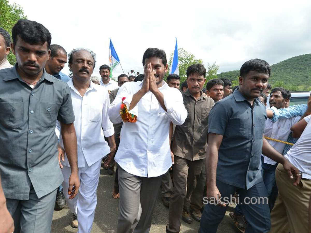 Jagan gets blessings before praja sankalpa yatra - Sakshi19