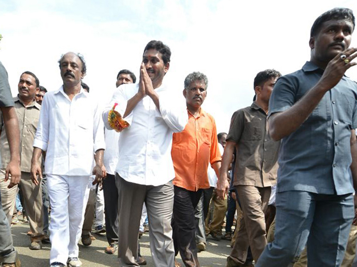 Jagan gets blessings before praja sankalpa yatra - Sakshi20