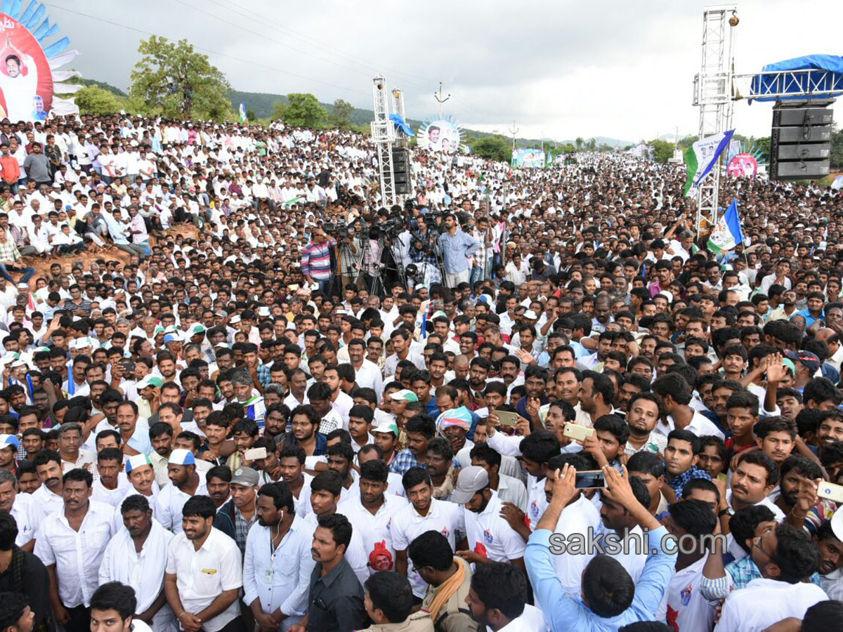 Jagan gets blessings before praja sankalpa yatra - Sakshi21