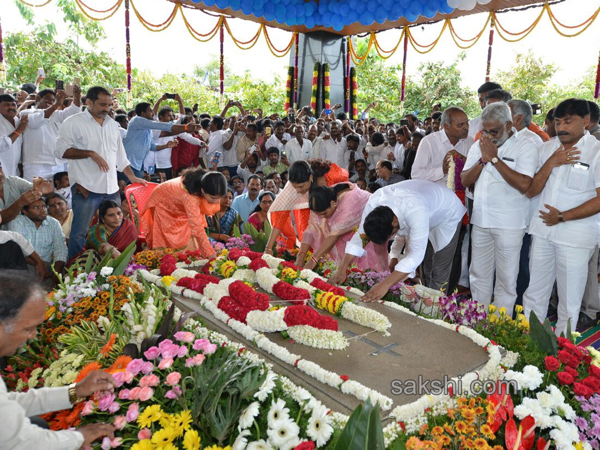 Jagan gets blessings before praja sankalpa yatra - Sakshi2