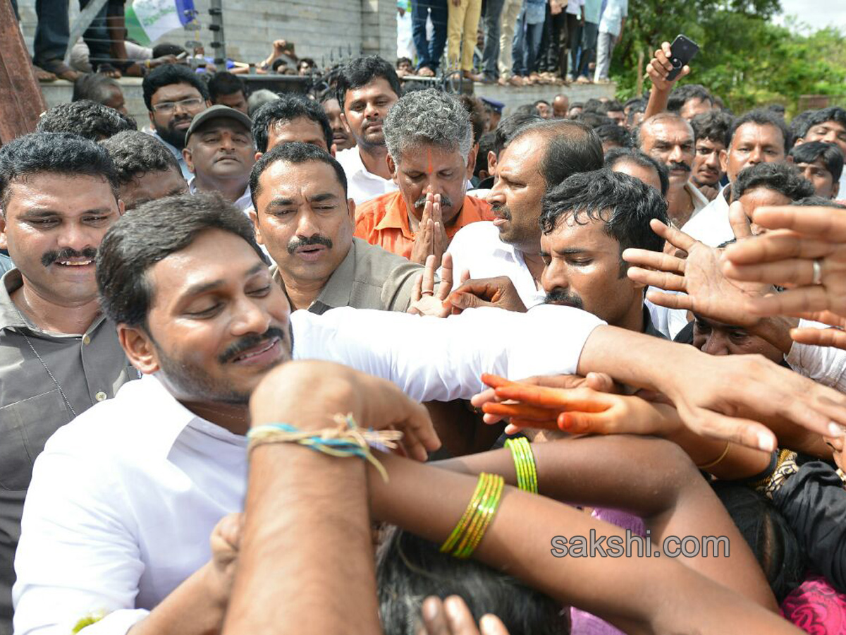 Jagan gets blessings before praja sankalpa yatra - Sakshi4