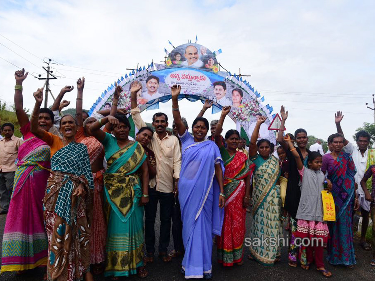 Jagan gets blessings before praja sankalpa yatra - Sakshi7