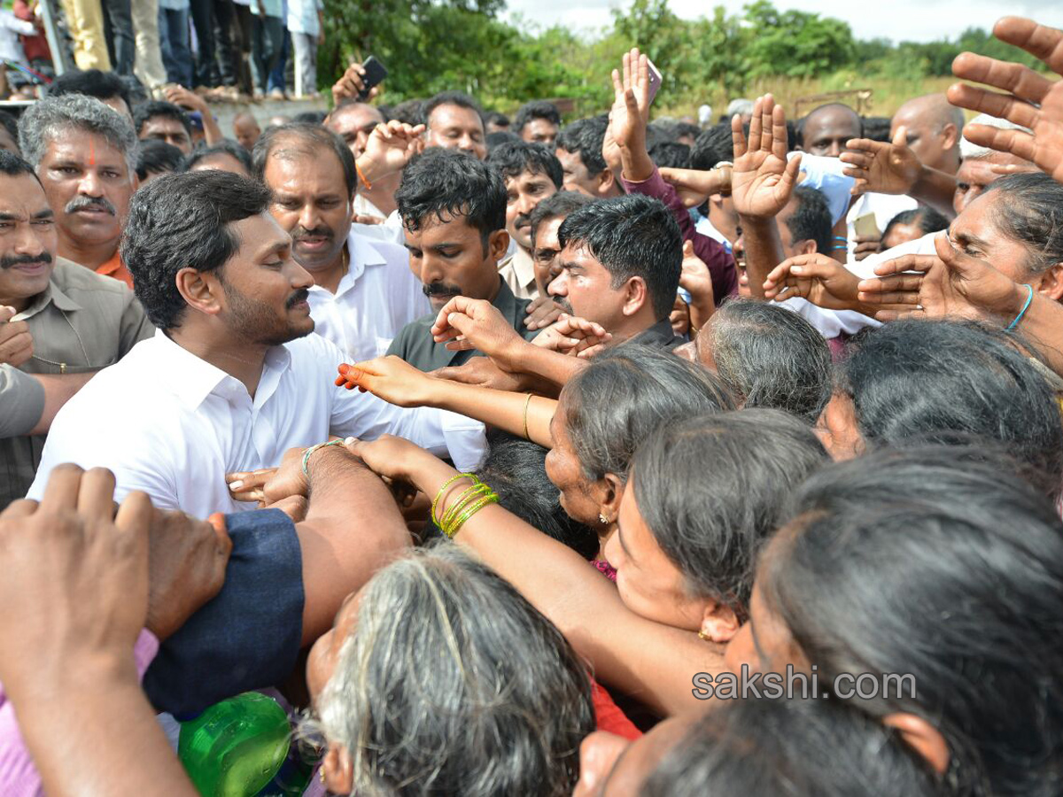 Jagan gets blessings before praja sankalpa yatra - Sakshi9