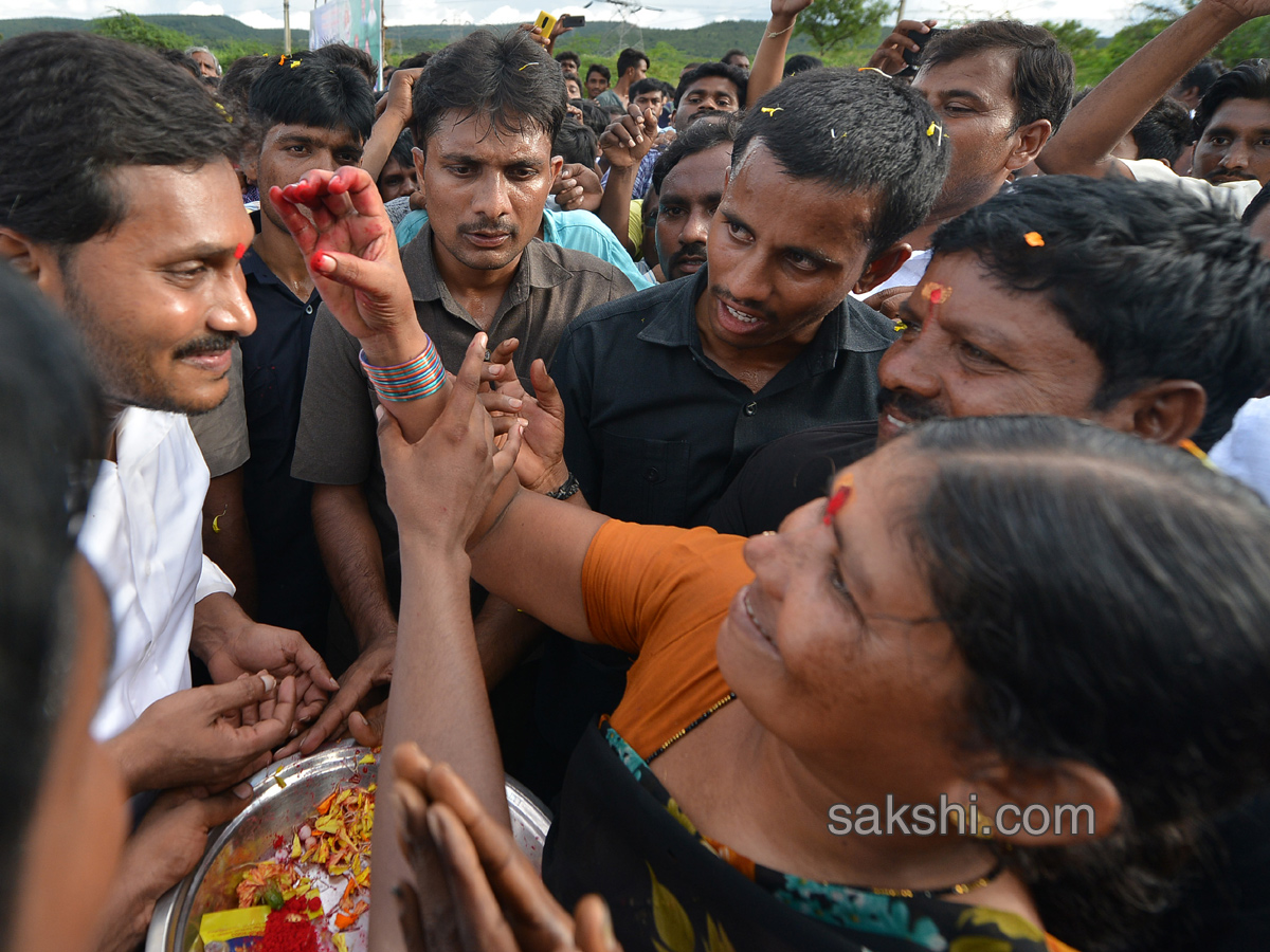 ys jagan first day prajasankalpayatra ends vempalli - Sakshi4