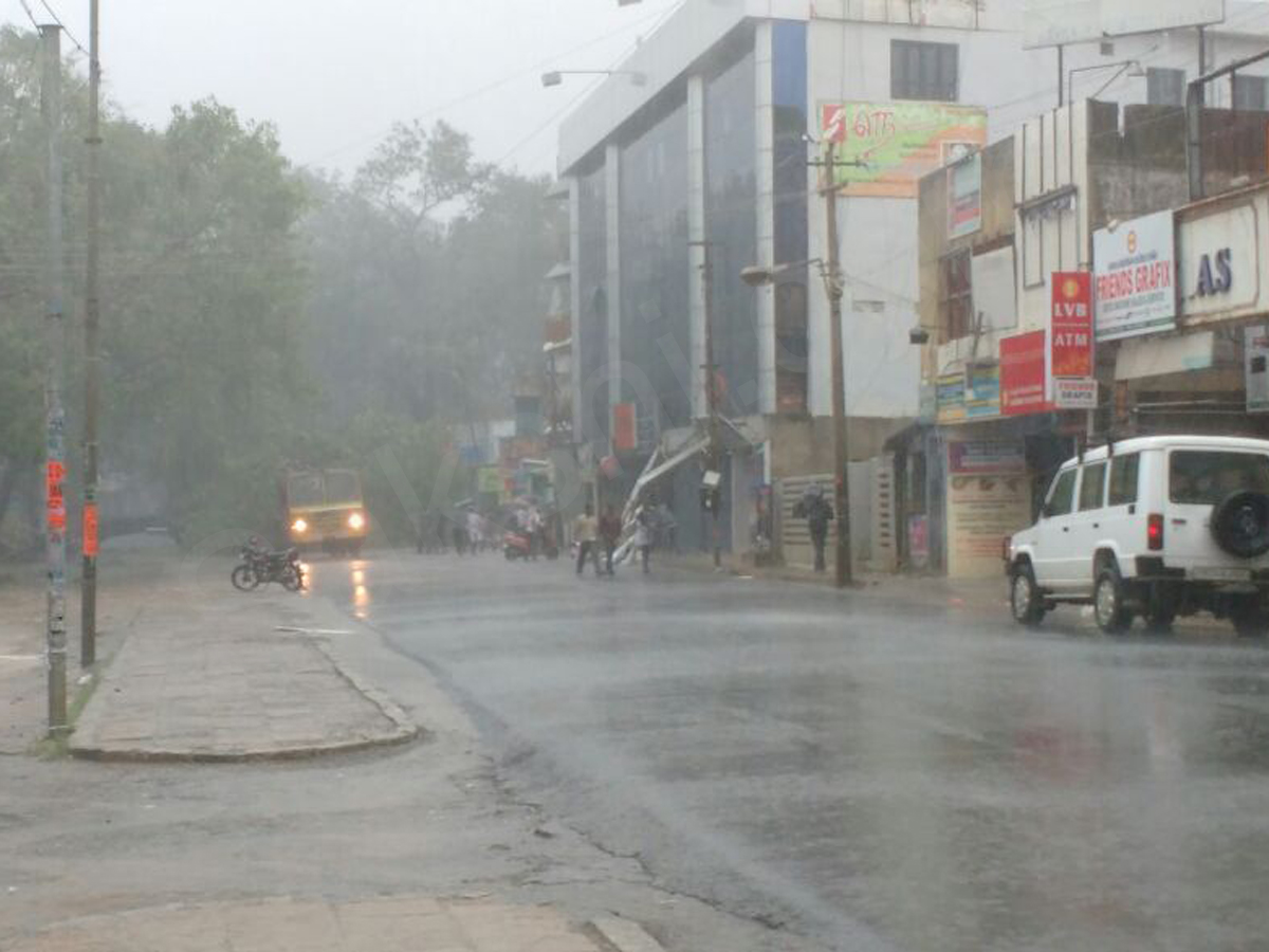 Heavy rains to lash south Tamil Nadu, Kerala due to cyclone Ockhi - Sakshi5