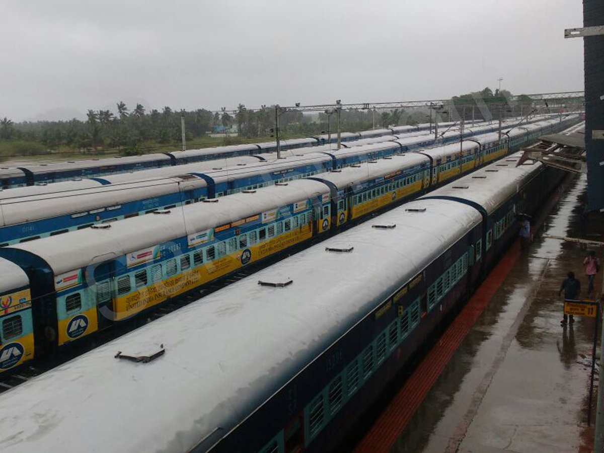 Heavy rains to lash south Tamil Nadu, Kerala due to cyclone Ockhi - Sakshi6