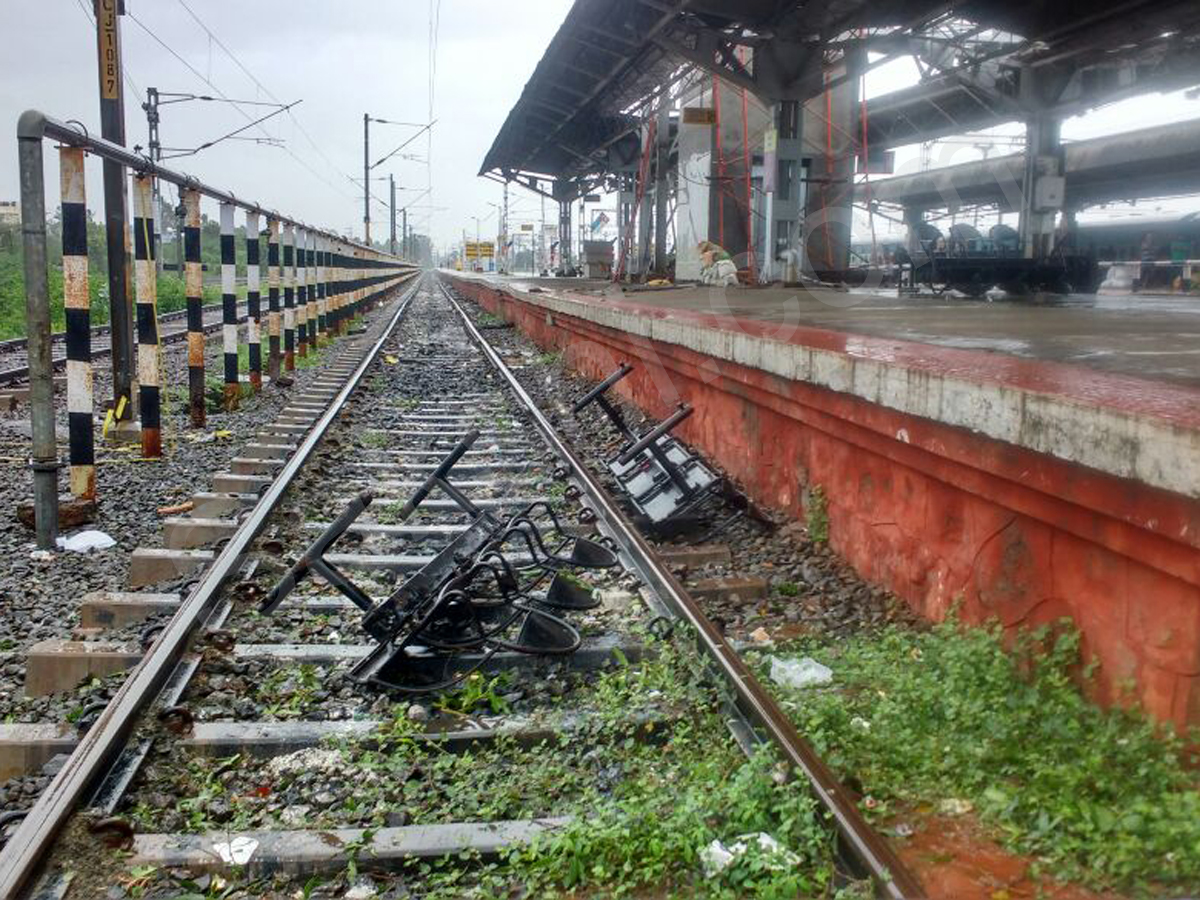 Heavy rains to lash south Tamil Nadu, Kerala due to cyclone Ockhi - Sakshi7