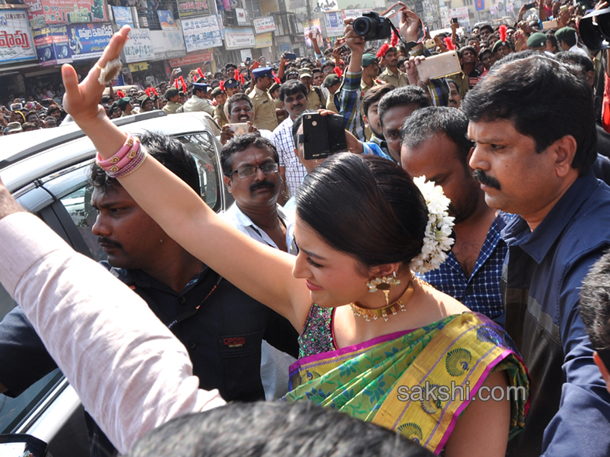 Cine Actress Mehreen visited nellore CMR Shopping Mall - Sakshi1