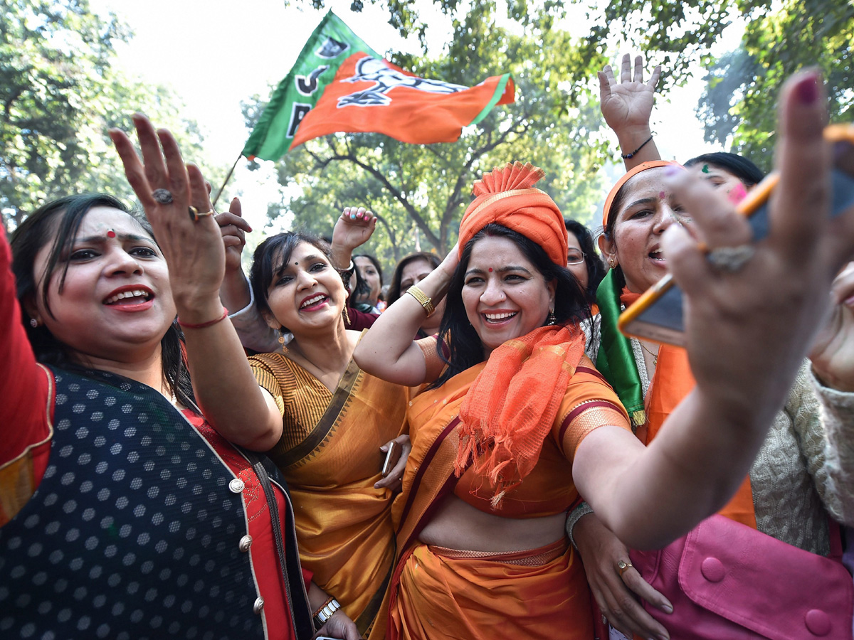 Narendra Modi flashes victory sign after BJP - Sakshi1