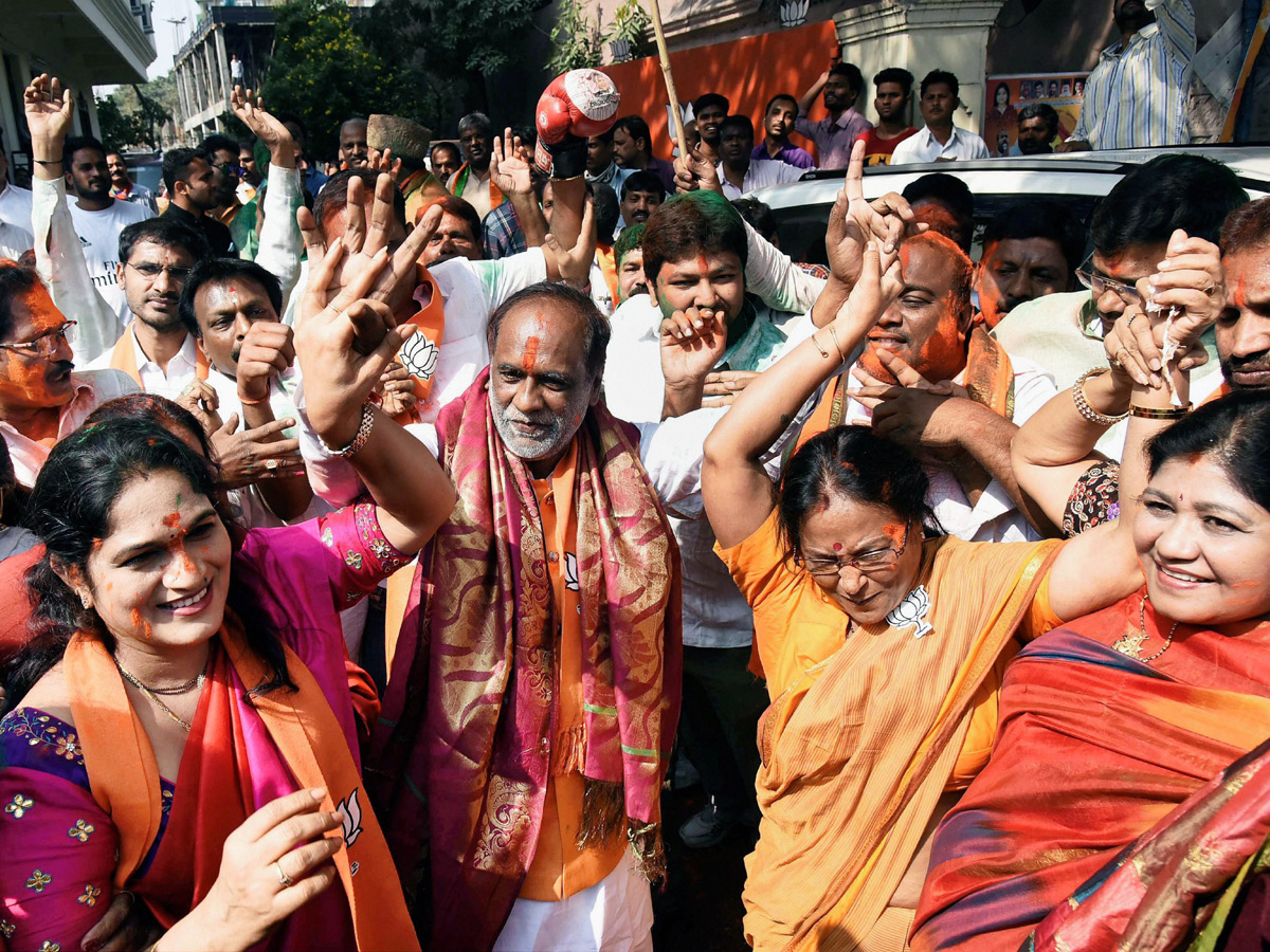 Narendra Modi flashes victory sign after BJP - Sakshi2