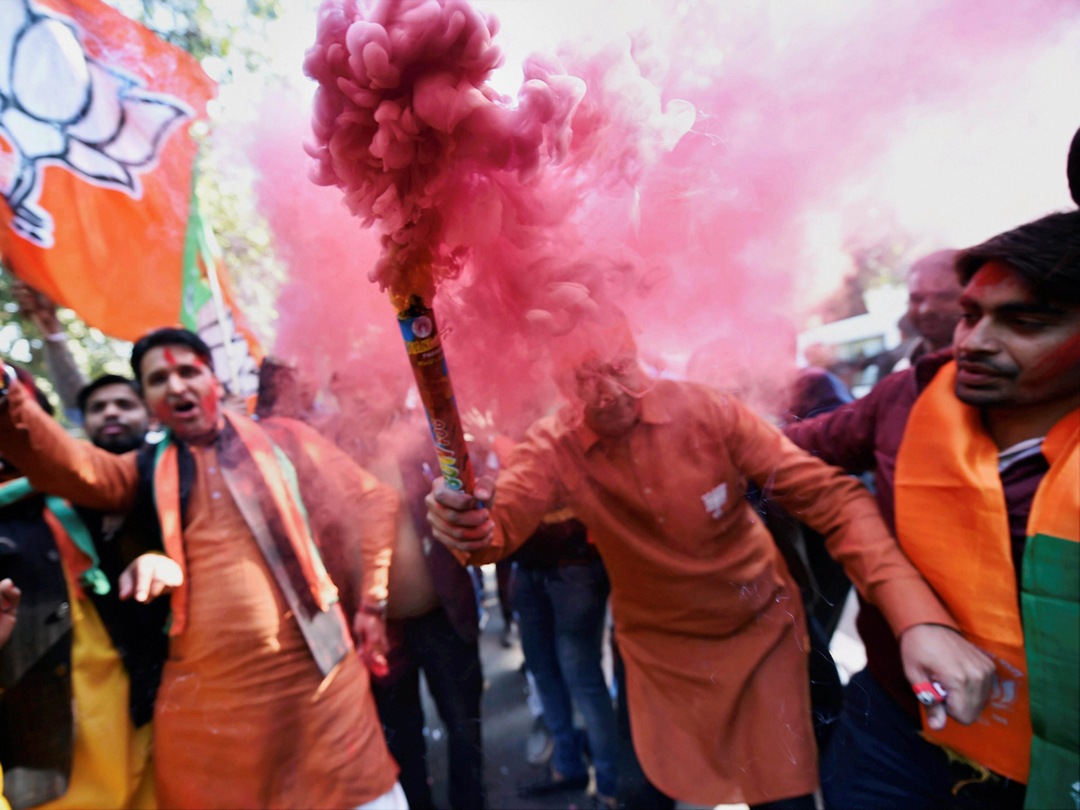 Narendra Modi flashes victory sign after BJP - Sakshi18