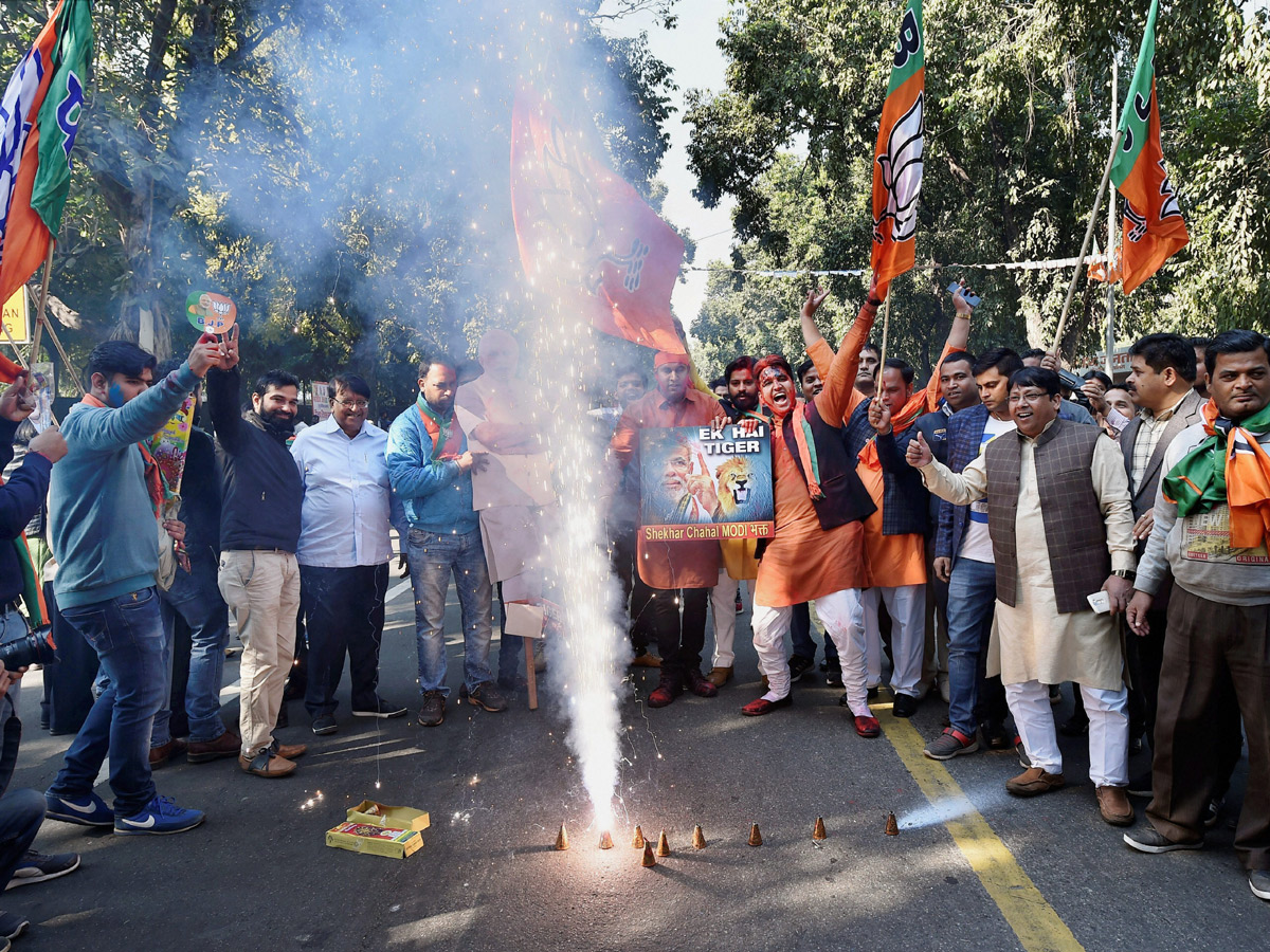 Narendra Modi flashes victory sign after BJP - Sakshi19