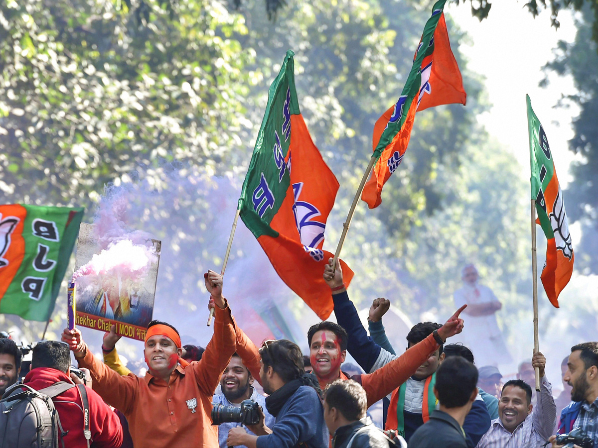 Narendra Modi flashes victory sign after BJP - Sakshi3