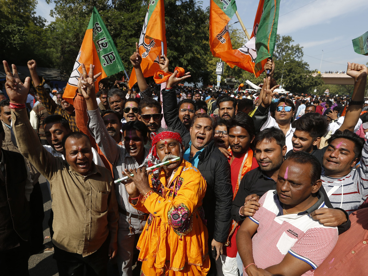 Narendra Modi flashes victory sign after BJP - Sakshi6