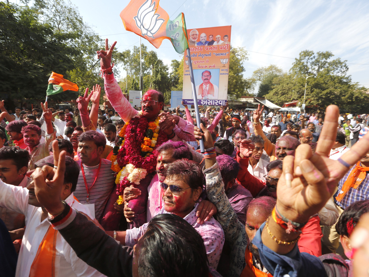 Narendra Modi flashes victory sign after BJP - Sakshi8