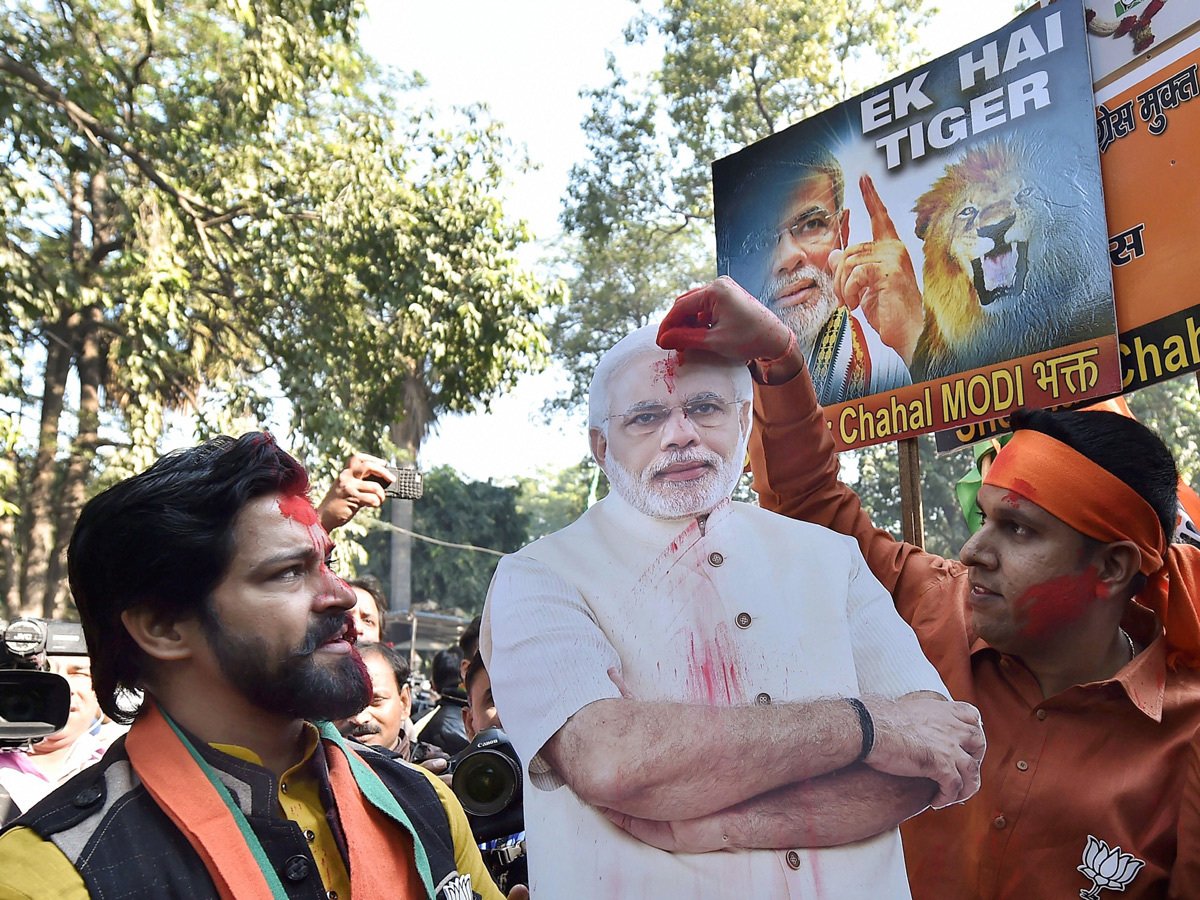 Narendra Modi flashes victory sign after BJP - Sakshi9