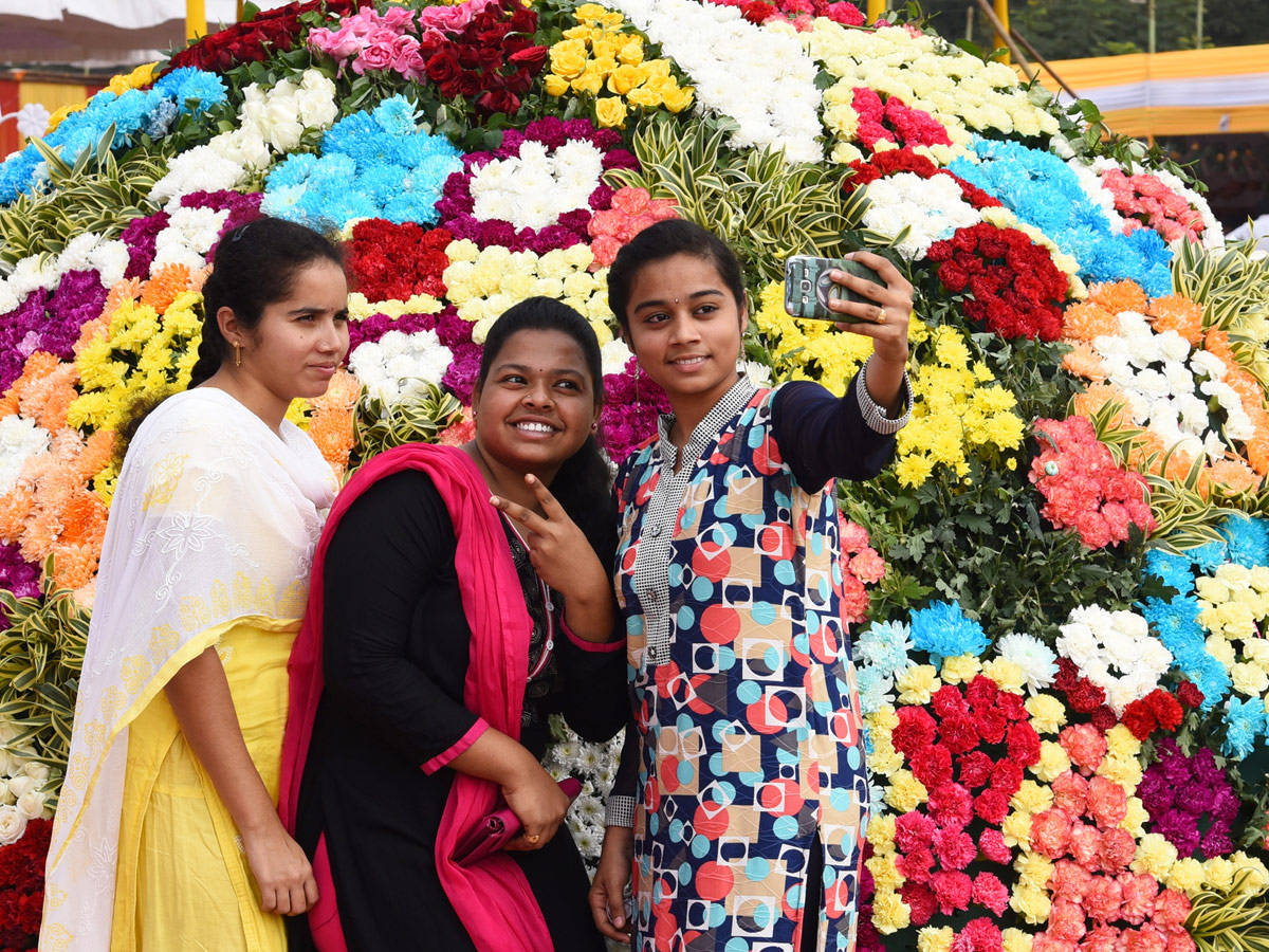 National rose show from in Vijayawada - Sakshi1