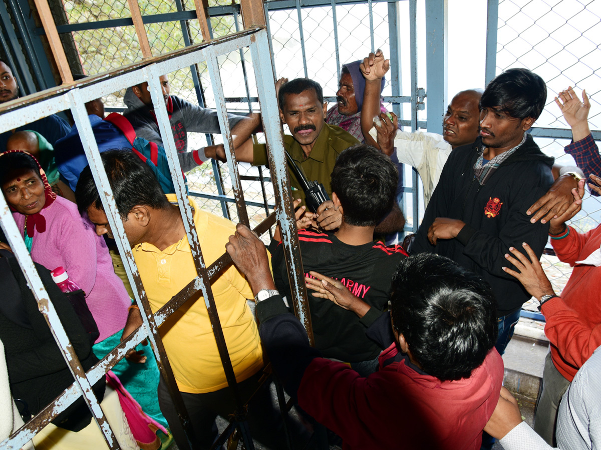 Heavy rush at Tirumala - Sakshi4