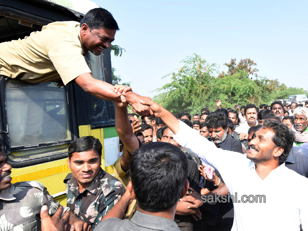 YS Jagan completed 46th day of his PrajaSankalpaYatra - Sakshi7