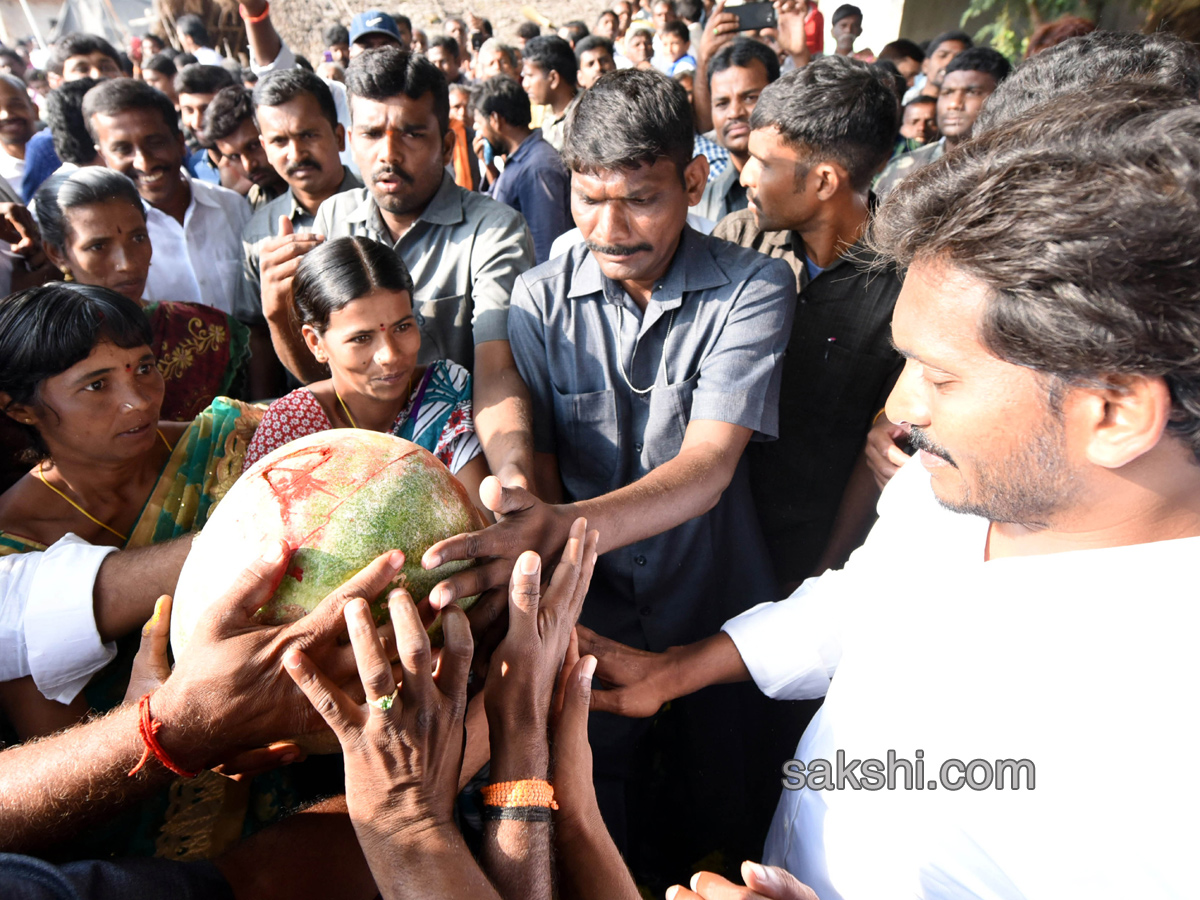 YS Jagan completed 46th day of his PrajaSankalpaYatra - Sakshi9