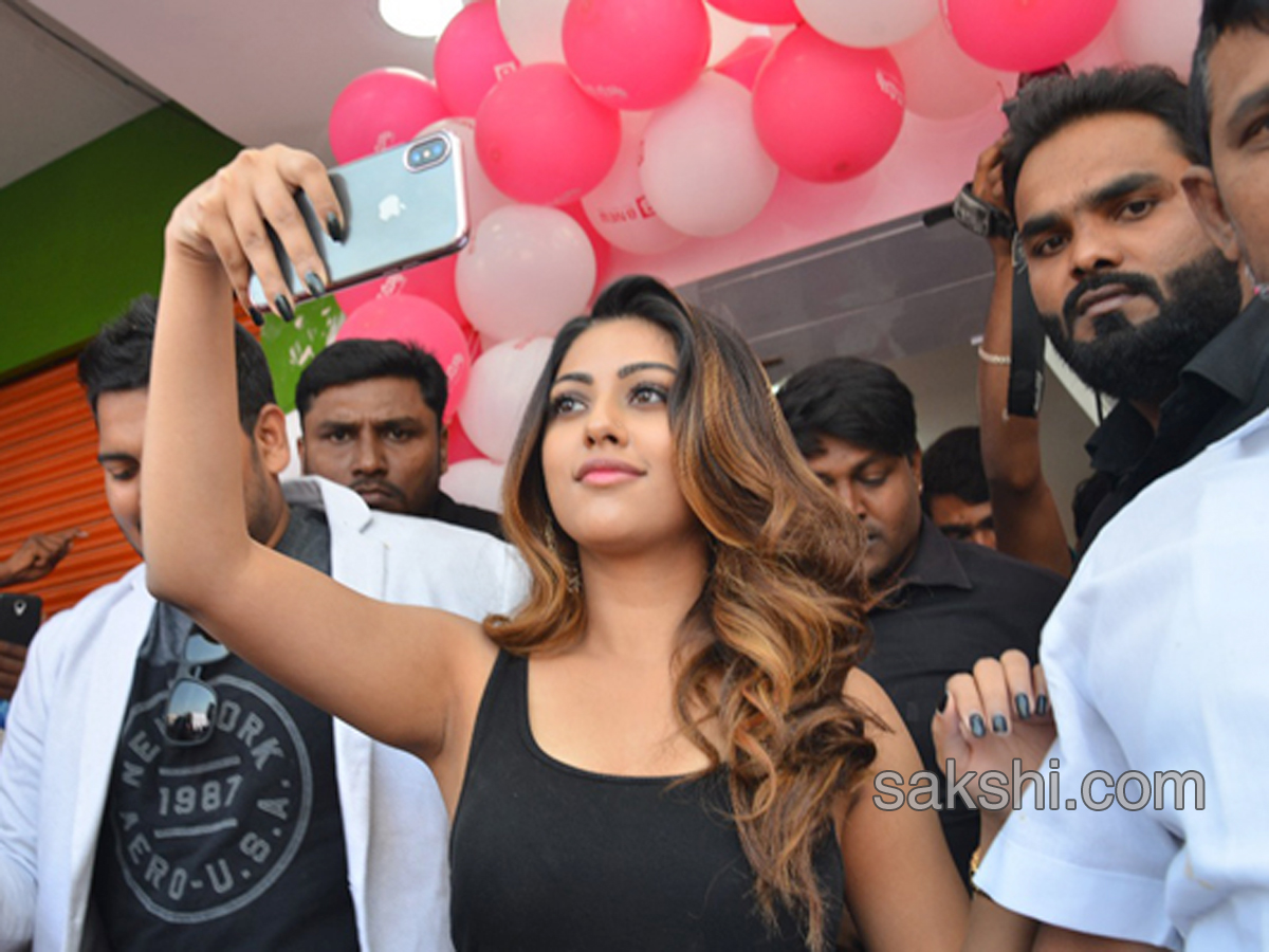 Anu Emmanuel launches B New Mobile store at Kurnool  - Sakshi4