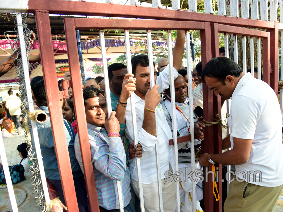 heavy rush pilgrims tirumala - Sakshi2